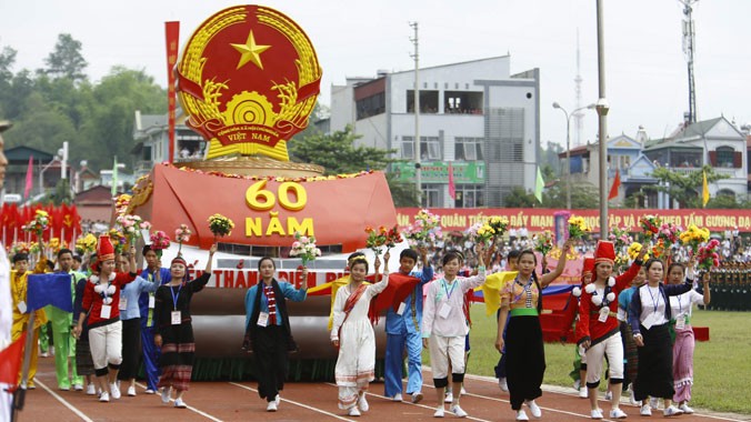 Các khối dân tộc tham gia diễu hành kỷ niệm 60 năm chiến thắng Điện Biên Phủ. Ảnh: Như ý