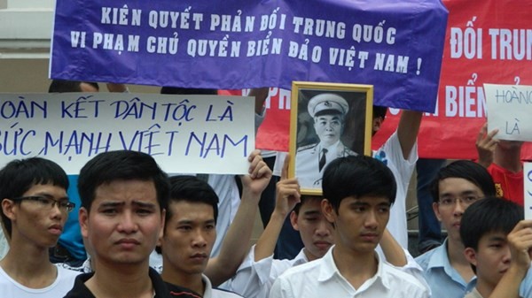 Phản đối Trung Quốc đặt giàn khoan trái phép trên vùng biển Việt Nam.