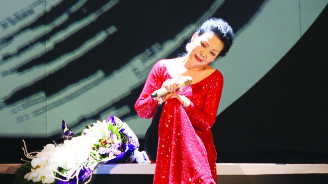 Khánh Ly lần đầu trình diễn tại sân khấu Trung tâm Hội nghị Quốc gia. Ảnh: N.M.Hà