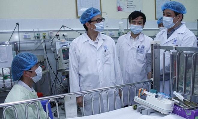 Phó Thủ tướng Vũ Đức Đam trong một lần đi thăm bệnh nhân của Bệnh viện nhi Trung ương. Ảnh: Vietnamplus. 
