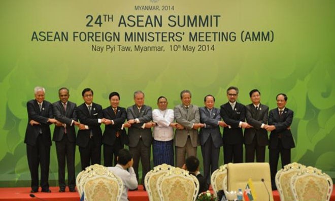 Phó Thủ tướng, Bộ trưởng Ngoại giao Phạm Bình Minh cùng các Ngoại trưởng ASEAN. Ảnh: TTXVN. 