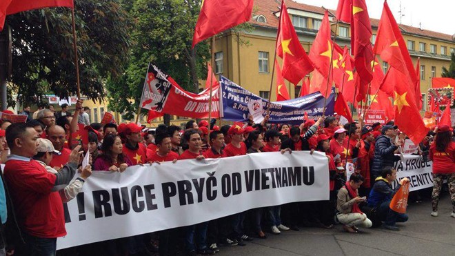 Đông đảo bà con người Việt tại Cộng hòa Séc biểu tình phản đối Trung Quốc. Ảnh: Getty Images