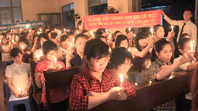 Buổi thắp nến cầu nguyện cho ngư dân và chiến sỹ tại một thánh đường ở Hà Nội