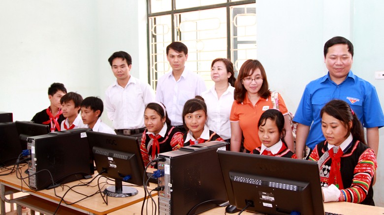  Thầy và trò trường THCS Dân tộc bán trú Chung Chải (Mường Nhé) có phòng máy tính phục vụ việc dạy và học