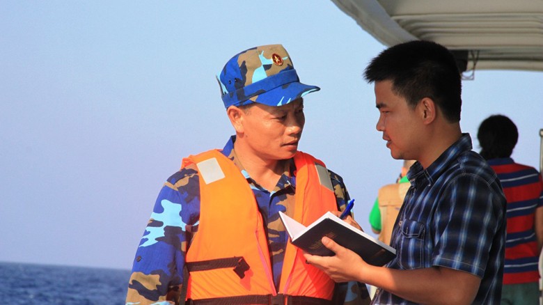 PV phỏng vấn Trung tá Cường trên tàu CSBVN 8003 