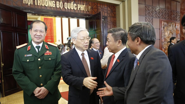 Tổng Bí thư Nguyễn Phú Trọng trao đổi với đại biểu quốc hội. Ảnh: Hồng Vĩnh