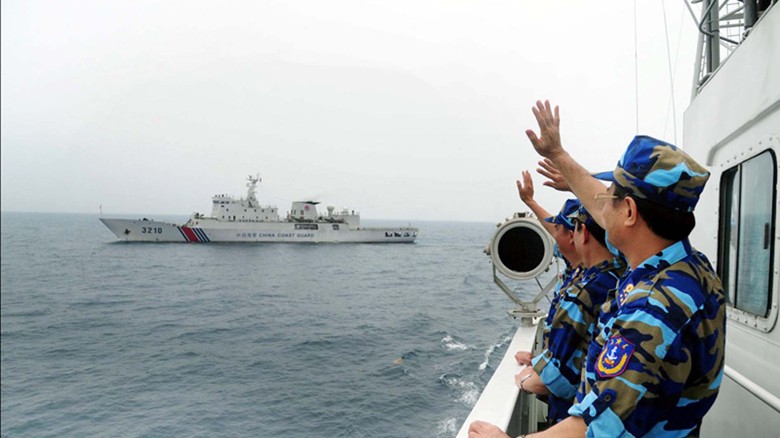 Trung Quốc đã vội quên những cái bắt tay và vẫy tay tạm biệt chân tình của những người cảnh sát biển Việt Nam sau chuyến kiểm tra liên hợp nghề cá vịnh Bắc bộ giữa tháng 4/2014 ảnh: Đức Hạnh - Liên Châu. Nguồn: CSBVN