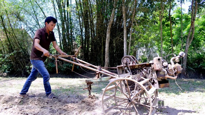 Anh Lương Quang Vũ với chiếc máy cày làm từ sắt vụn
