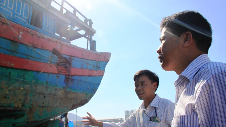 Ông Chánh khảo sát hiện trạng vết tích hư hại, cú đâm chí mạng của tàu cá Trung Quốc khiến tàu ĐNa 90152TS bị lật úp. Ảnh: Nguyễn Huy