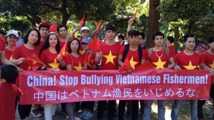  Sinh viên Việt Nam tại Tokyo (Nhật Bản) tuần hành phản đối Trung Quốc .Ảnh: Đức Minh