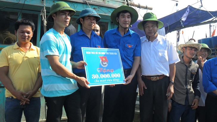 Thành Đoàn và Đoàn khối Doanh nghiệp tỉnh trao tặng 30 triệu đồng cho câu lạc bộ “ngư dân trẻ bám biển”. Ảnh: Phạm Nhài