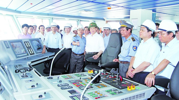 Thủ tướng Nguyễn Tấn Dũng kiểm tra tàu kiểm ngư KN 781 tại Cty đóng tàu Hạ Long. Ảnh: Đức Tám