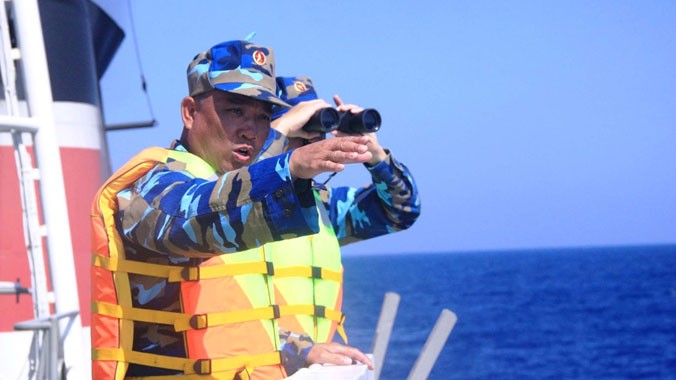 Thượng úy Đinh Văn Nhưỡng (sử dụng ống nhòm) và đồng đội Nguyễn Hữu Duy trên tàu CSB 8003 triển khai nhiệm vụ. Ảnh: Nguyễn Huy