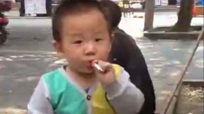 Trung Quốc: Bé trai 2 tuổi hút thuốc như ông cụ