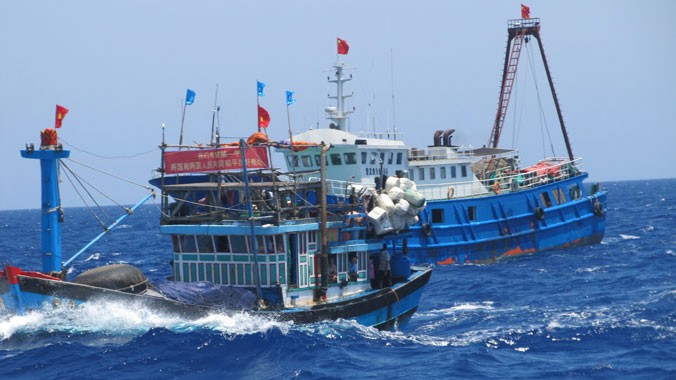 Ngư dân Việt Nam thường xuyên bị tấn công ở Hoàng Sa (trong ảnh: tàu cá Trung Quốc đang lao tới đâm va tàu cá Đà Nẵng)