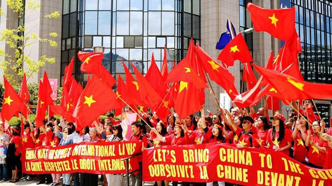 Kiều bào và sinh viên Việt Nam tại Bỉ biểu tình phản đối Trung Quốc đặt giàn khoan trái phép trong vùng biển Việt Nam. ảnh: Dương Tú (Brussels)
