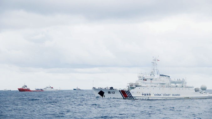 Các tàu của Trung Quốc, trong đó có tàu quân sự ngụy trang, tổ chức truy cản tàu CSB 4032 tiến vào giàn khoan thực thi pháp luật lúc 8 giờ ngày 14/6. Ảnh: Trần Tuấn