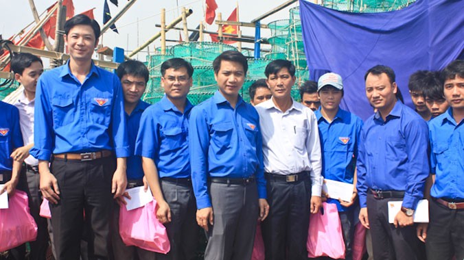 Đại diện Đoàn Thanh niên khối cơ quan Trung ương thăm, tặng quà cho ngư dân trẻ ở Quảng Xương (Thanh Hóa). Ảnh: Hoàng Lam