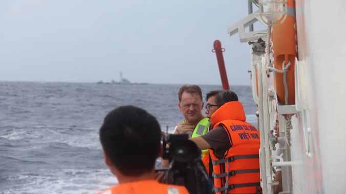 Phóng viên nước ngoài tác nghiệp trên tàu CSB 2016 ngày 12/6. Phía trước là tàu hộ vệ tên lửa của Trung Quốc. Ảnh: Trần Tuấn