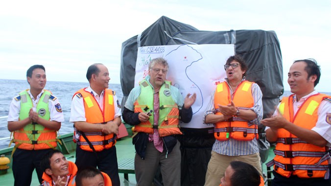 Các phóng viên nước ngoài lên hát giao lưu cùng Cảnh sát biển Việt Nam