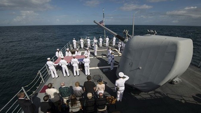 Nghi lễ rải tro của Neil Amstrong xuống Đại Tây Dương. Nguồn: AFP