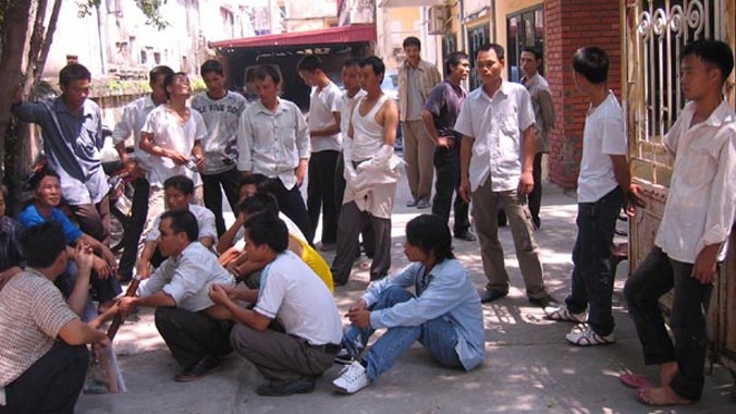 Người lao động tụ tập đòi nợ tại một Cty XKLĐ ở Hà Nội. Ảnh: Phong Cầm 