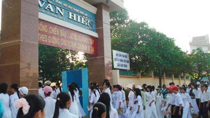 Trường THPT Dân lập Văn Hiến được hình thành từ tài sản của nhà nước và nhân dân đang được giao vào tay cá nhân ông Nguyễn Thanh Ngạn