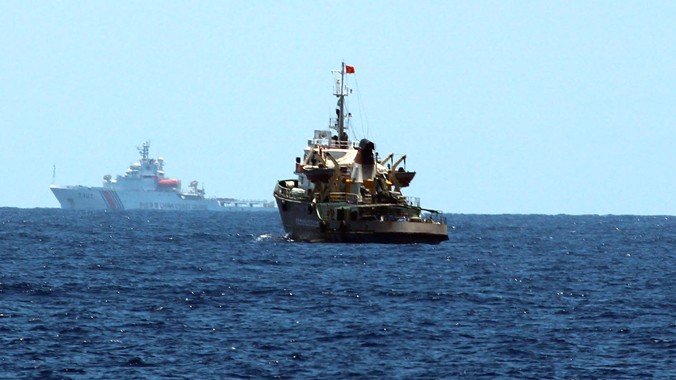 Tàu Trung Quốc ngăn cản tàu thực thi pháp luật của Việt Nam. Ảnh: Mạnh Thường
