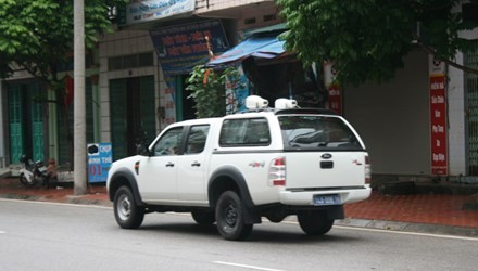 Chiếc xe lưu động phát bài bôi nhọ phóng viên báo Tiền Phong (ảnh do người dân cung cấp).