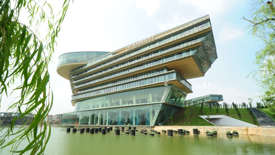  Khách sạn Marriott Hà Nội, địa điểm họp báo Hoa hậu Việt Nam 2014 là “Khách sạn thiết kế và xây dựng đẹp nhất châu Á - Thái Bình Dương” (giải thưởng Bất động sản Quốc tế trao tặng).