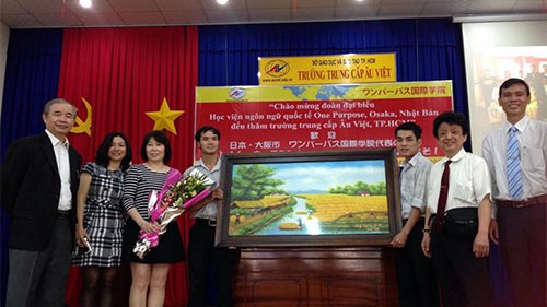 Lãnh đạo Trường Trung cấp Âu Việt và Học viện Ngôn ngữ Quốc tế ONE PURPOSE chụp ảnh lưu niệm