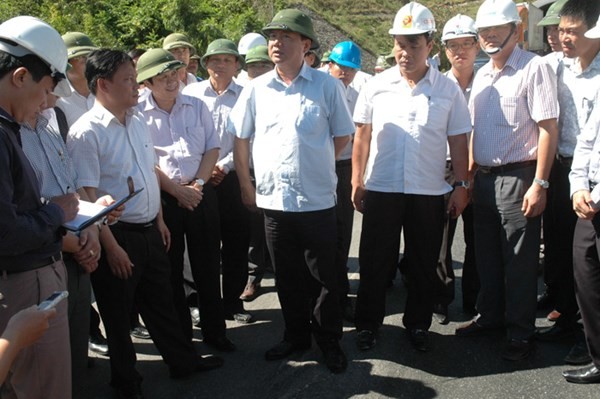 Bộ trưởng Đinh La Thăng kiểm tra đường lún tại hầm đào Ngang. Ảnh: Hà Nhân