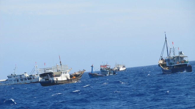  Bốn tàu Trung Quốc quây một tàu cá của ngư dân Đà Nẵng tại Hoàng Sa. Ảnh: Nam Cường