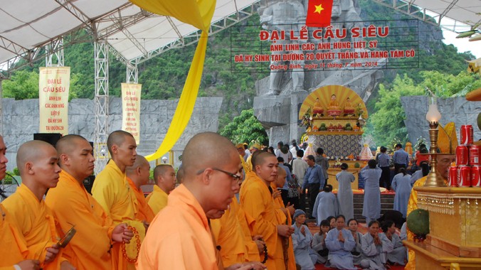 Đông đảo người dân, Phật tử ở Quảng Bình dự Đại lễ cầu siêu 