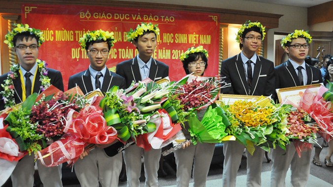 Chào đón đội tuyển quốc gia IMO 2014 của Việt Nam trở về từ Nam Phi ở sân bay Nội Bài trưa 14/7 (Phạm Tuấn Huy thứ 2, từ trái sang). Ảnh: Vĩnh Tường