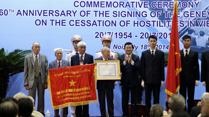 Chủ tịch nước Trương Tấn Sang trao tặng Danh hiệu Anh hùng lực lượng vũ trang nhân dân cho Đoàn đại biểu Chính phủ Việt Nam Dân chủ Cộng hòa tại hội nghị Geneva năm 1954. Ảnh: Như Ý