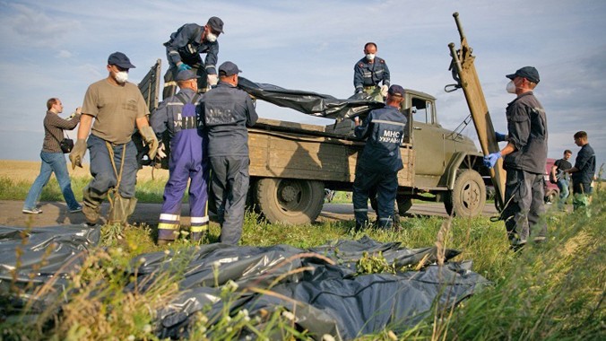Cho đến hôm qua, mới tìm thấy 198 thi thể nạn nhân vụ MH17. Ảnh: Itar-Tass