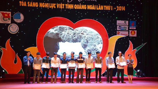 Nguyễn Thị Thu Trang - Đại diện Hội thanh niên sinh viên Việt Nam tại Nhật Bản (bên phải) trao tiền hỗ trợ 10 ngư dân vượt lên hoàn cảnh khó khăn kiên gan bám biển. Ảnh: Đức Ngọc