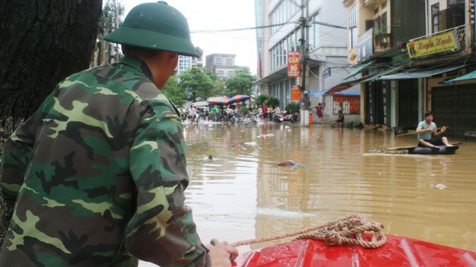Lực lượng vũ trang tỉnh Lạng Sơn đi thuyền vào giúp dân bị ngập lụt Ảnh: Thắng Trung