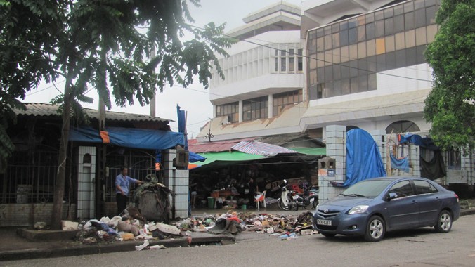 Rác dồn ứ gây ô nhiễm môi trường ở cổng chợ Đông Kinh