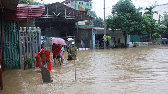 Mưa lớn gây ngập úng ở nhiều tuyến đường trên địa bàn thành phố Hà Giang. Ảnh: Huy Toán