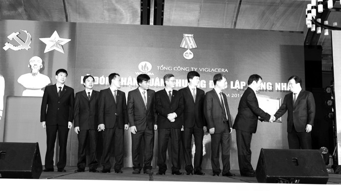 Bộ trưởng Trịnh Đình Dũng trao Huân chương Độc lập hạng Nhất lần thứ 2 cho Tổng Công ty Viglacera