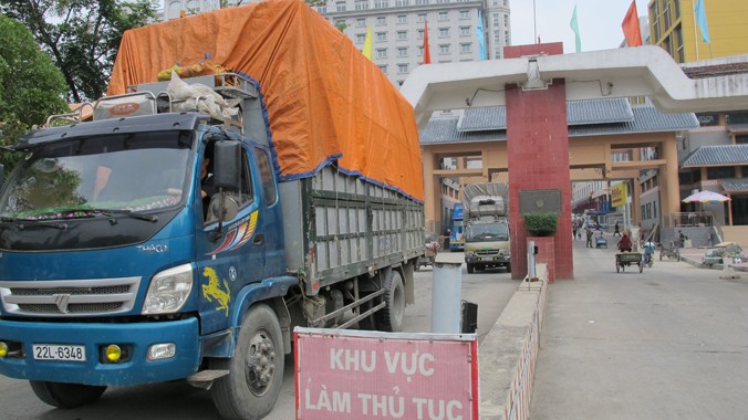 Xe chở hàng hóa qua cửa khẩu Tân Thanh, tỉnh Lạng Sơn. Ảnh: Phạm Anh