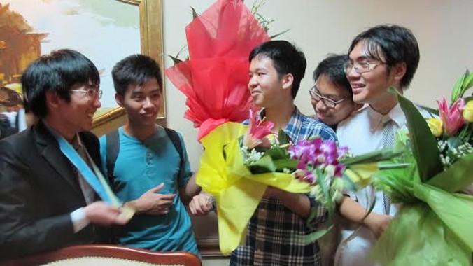 Các bạn trẻ chia vui với thí sinh giành huy chương Vàng Olympic Vật lý Ảnh: Nguyễn Hà