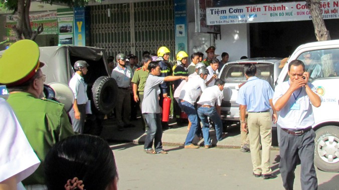 Lực lượng cưỡng chế khiêng một xe ô tô ra khỏi nhà 100 Trần Phú