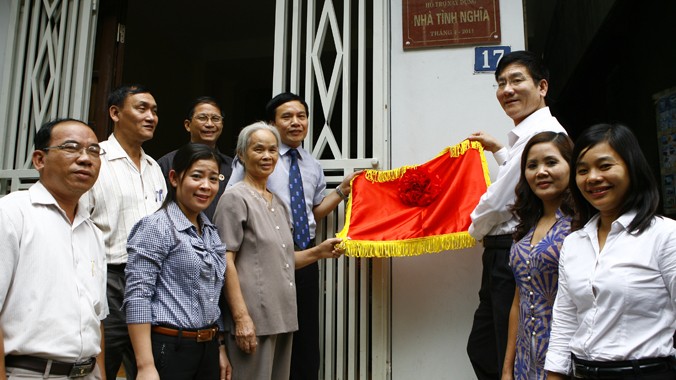 UBND Quận Thanh Xuân, Hà Nội trao nhà tình nghĩa cho người có công. Ảnh: Hồng Vĩnh