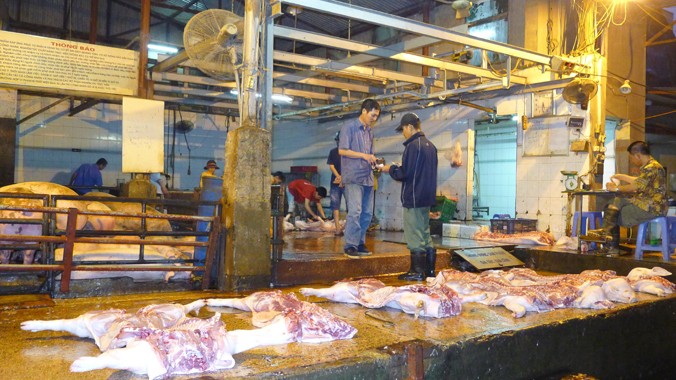 Gần 60% mẫu thịt giết mổ tại Hà Nội nhiễm vi sinh vật. Ảnh: Quốc Hùng