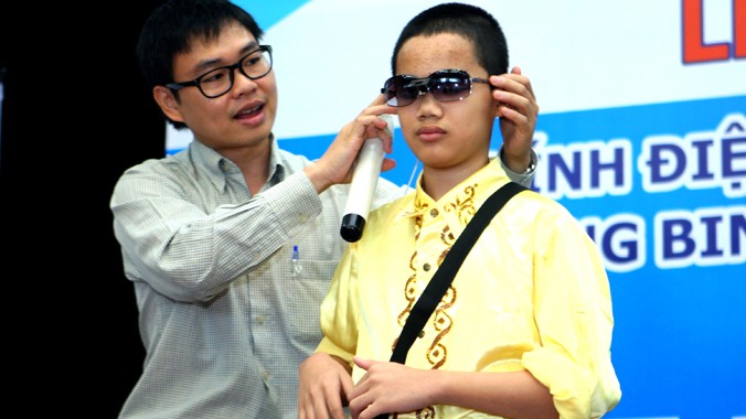 TS Nguyễn Bá Hải hướng dẫn cách sử dụng kính điện tử giúp tránh vật cản cho học sinh khiếm thị 