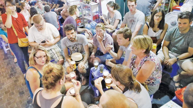 Cảnh du khách nước ngoài uống bia tấp nập tại khu vực ngã tư Tạ Hiện - Lương Ngọc Quyến (Hà Nội) vào thời điểm 22h ngày 23/7. Ảnh: Như Ý