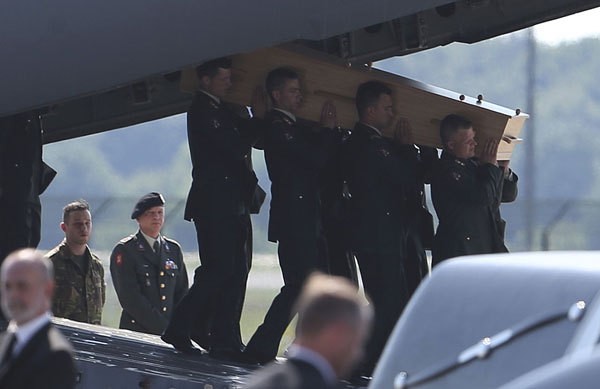 Hai chiếc máy bay quân sự chở khoảng 40 thi thể nạn nhân đầu tiên về tới sân bay Eindhoven, Hà Lan chiều 23/7.